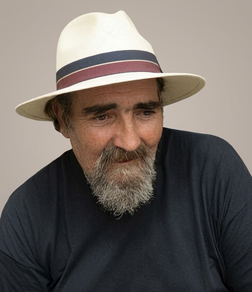 Ritratto di Enzo Schillizzi con il cappello chiaro