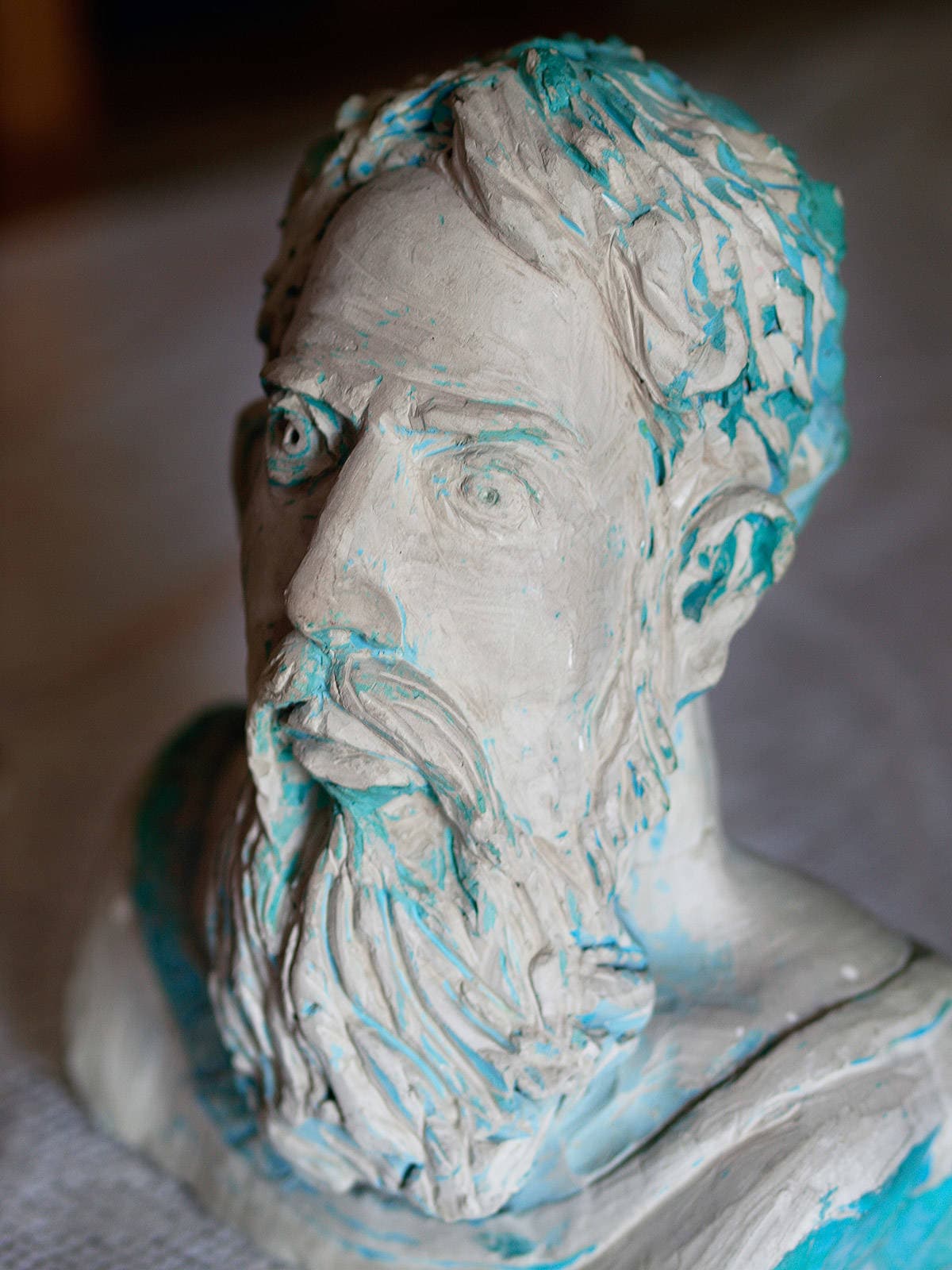 Skanderbeg, the hero of the Arbëreshë: his head with the long beard, carved and painted.