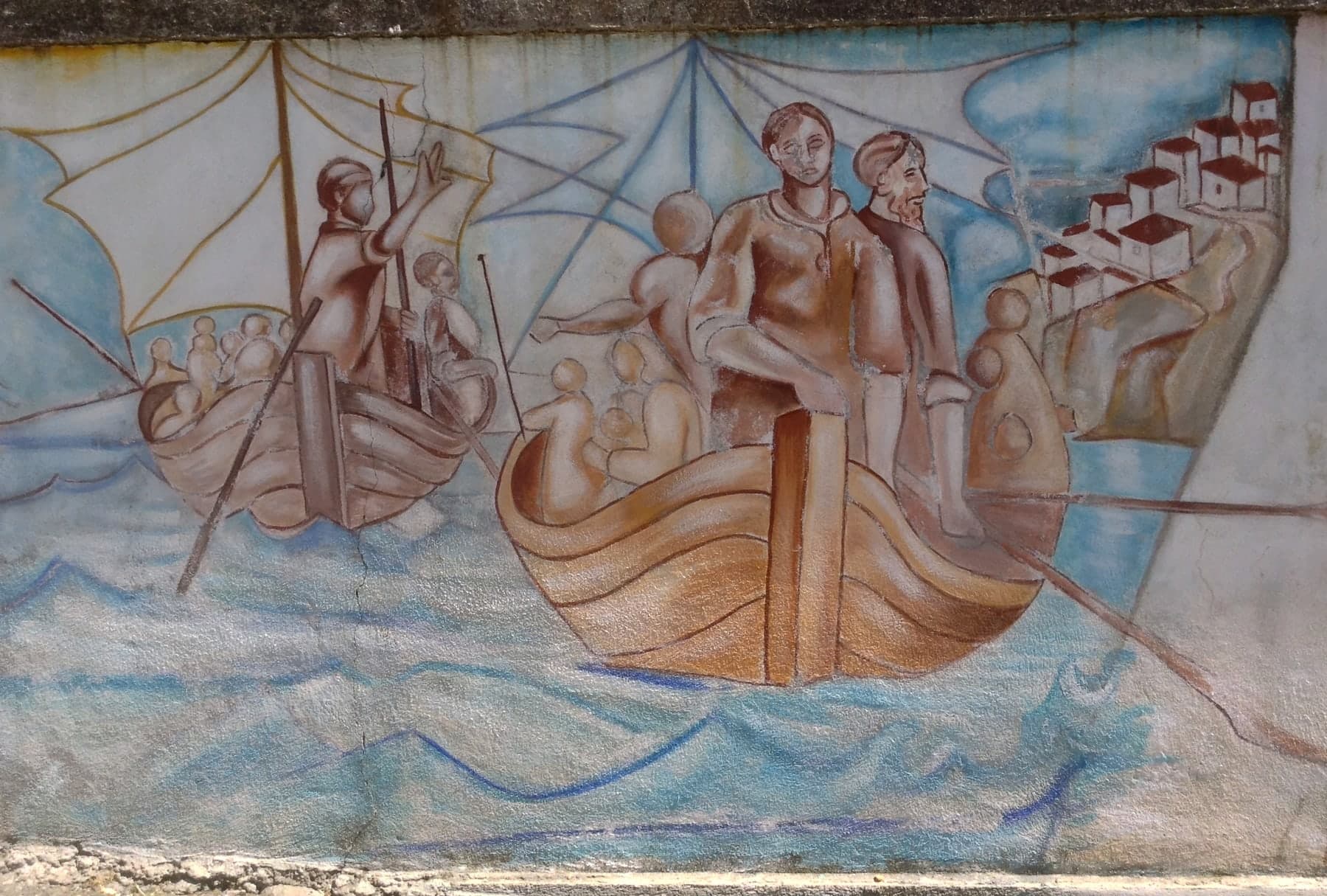 Gli albanesi lasciano la loro terra: barche cariche di uomini e donne sul mare, le vele, la città alle spalle. Sul muro della scuola media di San Costantino Albanese.